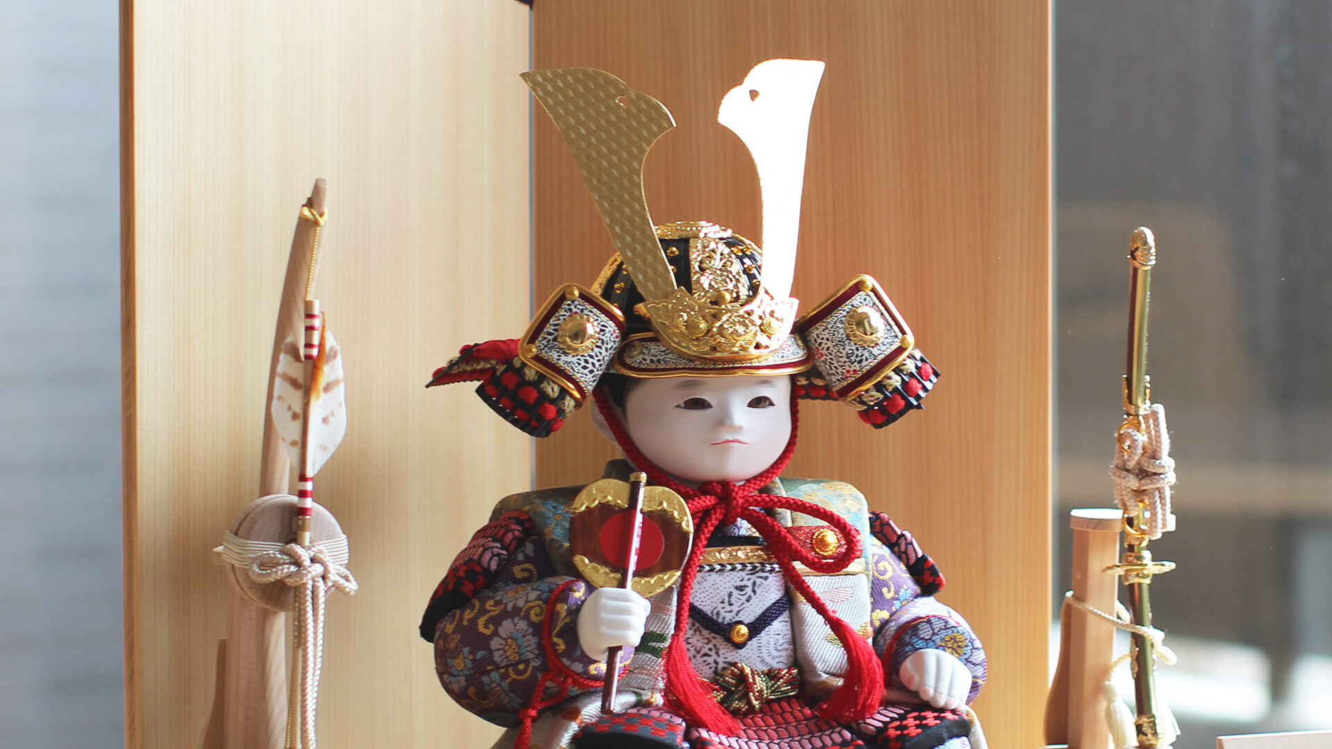 コンパクトな五月人形兜飾り