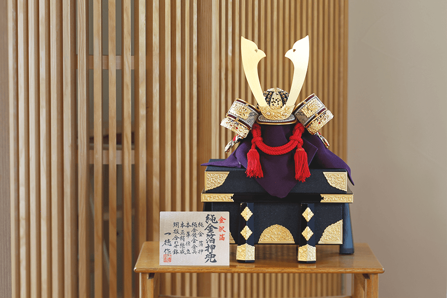 一徳作 純金箔押兜9号 収納飾りセット 正絹赤糸威 金沢箔 御弓太刀飾り付 美品 一徳作 純金箔押兜9号 収納飾りセット 正絹赤糸威 金沢箔 御弓