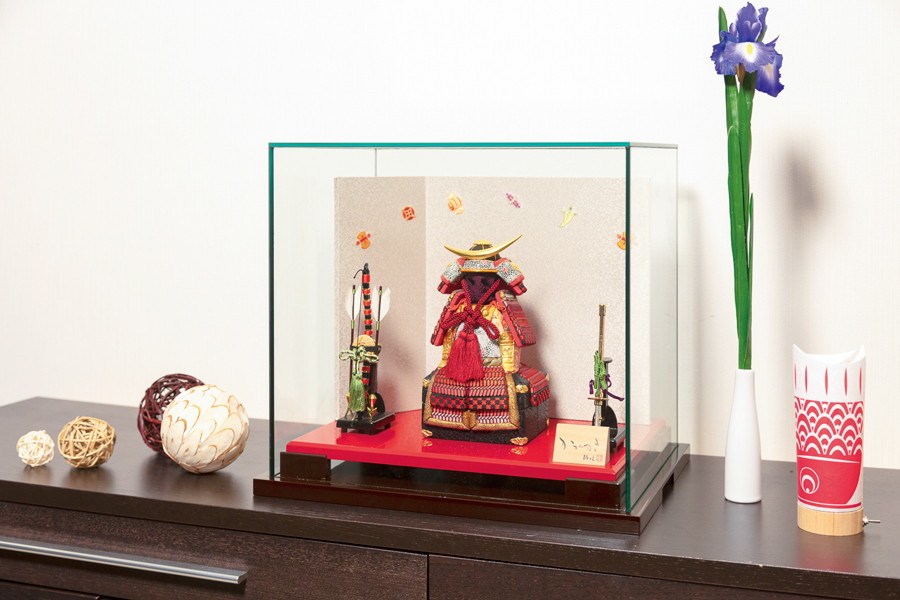 兜飾り(五月人形) ガラスケース入り お色味を損なわいコンパクトな高級ガラスケース|五月人形のひととえ