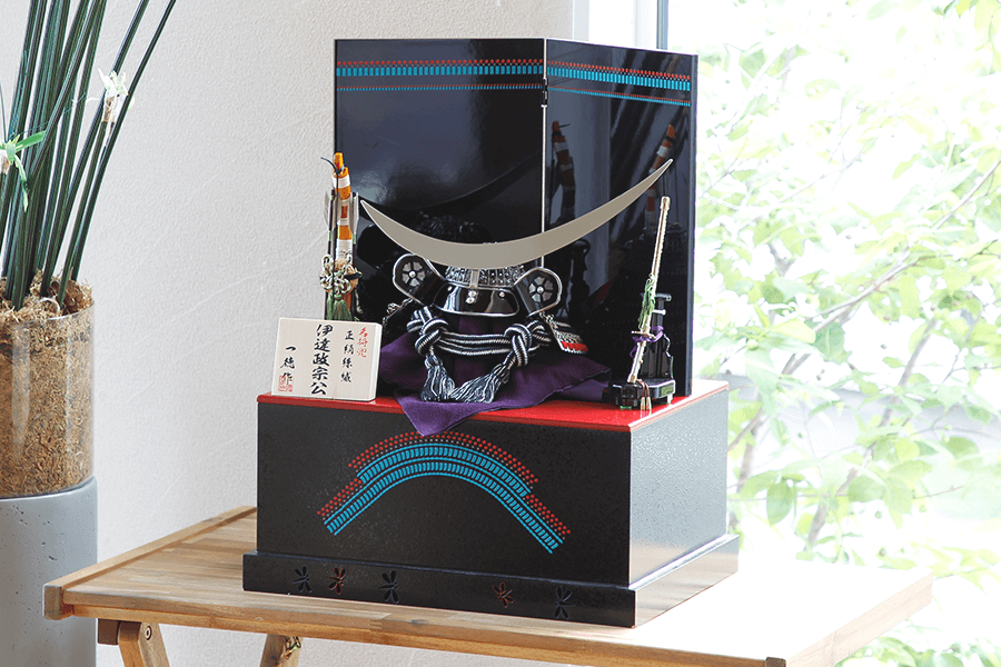 五月人形　伊達政宗之兜 - しころ蒔絵収納飾り台セット