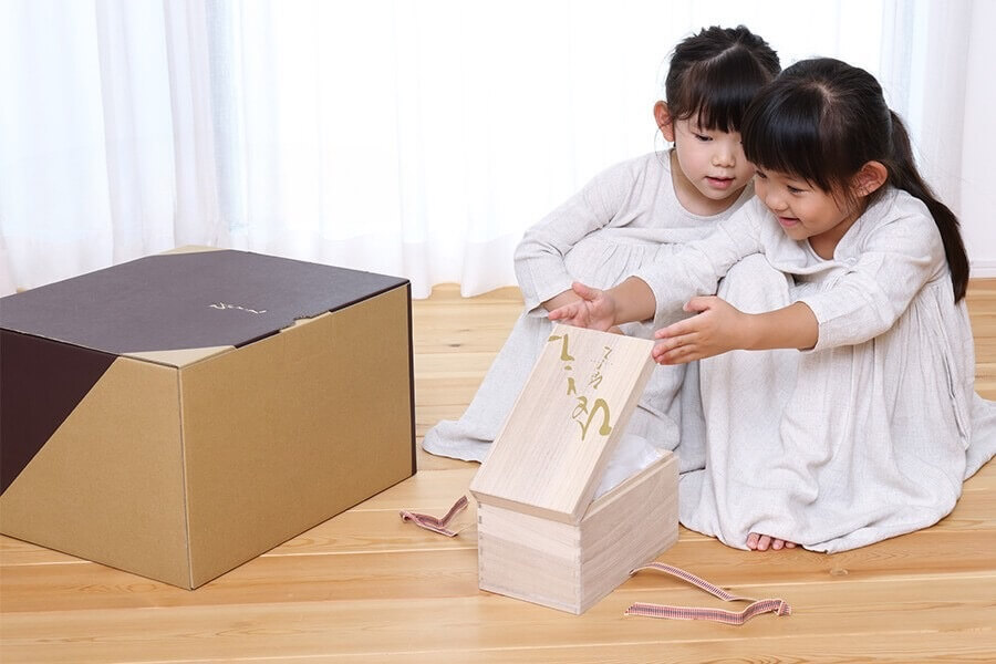 縁起の良い衣裳をまとったかわいいお顔の雛人形｜祝｜親王飾り