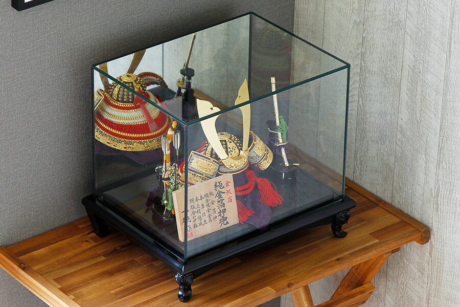 五月人形　兜飾り - 純金箔押 - 9号 - 猫脚背面ミラーガラスケースセット